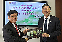 Prof. Joseph Sung, Vice-Chancellor of CUHK, presents a souvenir to Mr. Shi Huifang (left), Mayor of Cixi City